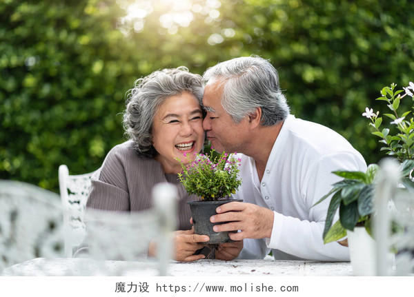 亚洲老人亲吻妻子的肖像晚年幸福微笑的老人